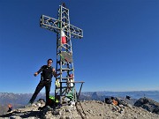47 Alla croce di vetta del Pizzo Arera (2512 m), bravo Raffi !